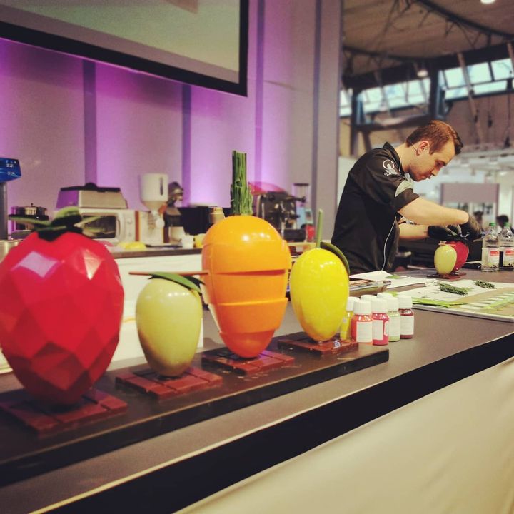 Die hohe Kunst der #Patisserie zeigt Kevin Kugel auf der Konditoren-Bühne ?
#dabeiseinistalles #intergastra2020 #konditorei #süßeKunst Kevin Kugel Chocolatier