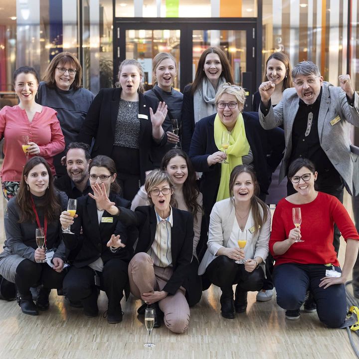 Damit es zur Messe so richtig rund läuft, braucht es ein starkes Team, das im Hintergrund die Strippen zieht und so richtig Gas gibt. Ganz zufällig wurde hier das Kommunikationsteam von unserem Fotografen auf der Brücke abgelichtet. ?
#teamwork #...