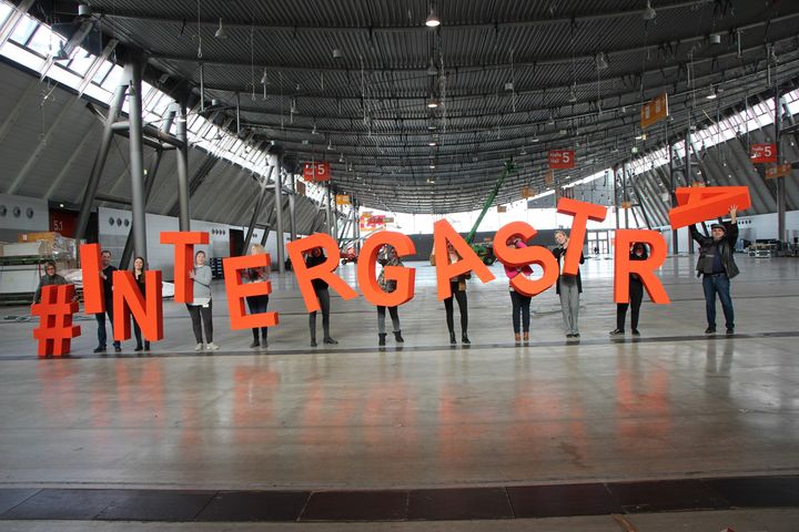 Eigentlich wollten wir euch genau jetzt die Tore zur ganzen Welt der Gastlichkeit öffnen. Stattdessen tanzen die Kollegen durch leere Hallen, tragen menschengroße Buchstaben mit sich herum und kommen schlussendlich doch irgendwie zur #INTERGASTRA zusam...