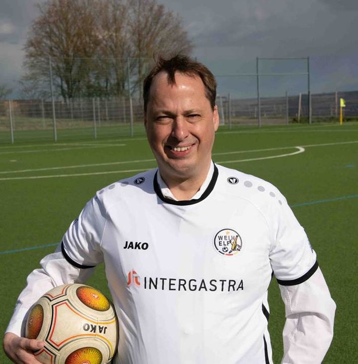 Wir unterstützen die Deutsche Fußball-Nationalmannschaft der Winzer, um den #Weingenuß noch stärker in den Fokus rücken. ⚽️➕🍷➕🧡
Im Rahmen des Weinelf-Trainingslagers in Geisenheim hat #INTERGASTRA-Projektleiter Markus Tischberger zusammen mit #Weinelf-...