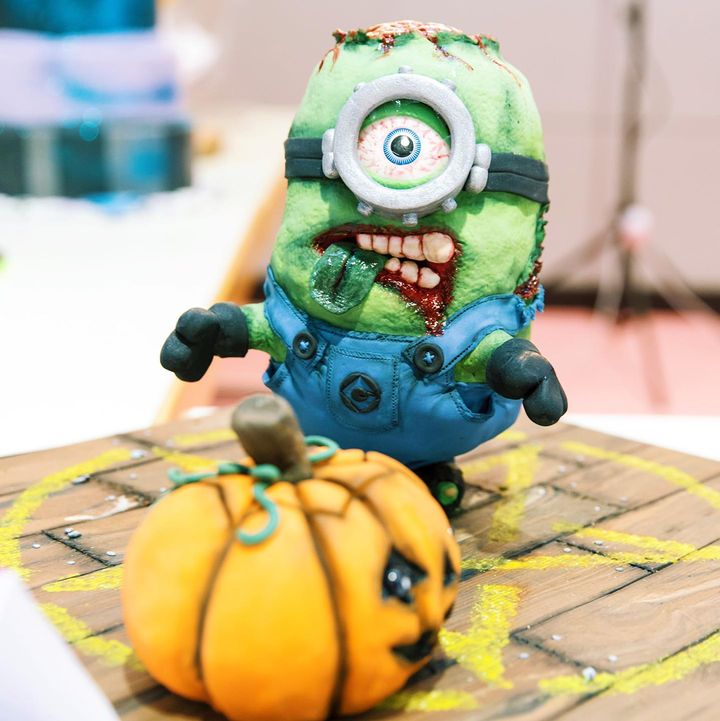 Happy Halloween! 🎃🧟‍♂️ Süßes oder Saures? 🍬🍋 Definitiv Süßes - und am besten aus Fondant! 🍰 Wer kann sich an diese gruselige Minions-Torte der vergangenen KREATIV-Messen erinnern? PS: Freut euch auf ein paar Workshops zum Thema Tortendekoration vom 18....