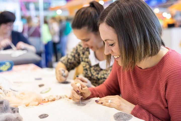 Nach 2 Jahren dreht sich ab Donnerstag endlich wieder alles rund um Fantasie, Lust aufs Selbermachen und viele, viele kreative Ideen! 😍🧵✂️🎨 Freut euch auf Schöngeistiges rund um DIY und tolle Workshops. Die Freude ist kaum in Worte zu fassen! 🤩 Sichert...