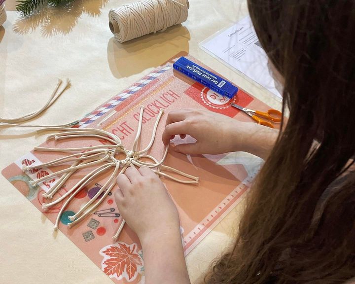 Knüpfen, Schneiden, Sticken, u.v.m. - nach 2 Jahren haben wir heute unseren Start gefeiert! 🤩 Ein toller erster Tag mit vielen Workshops und schönen Dingen ist zu Ende gegangen. 💪 Wir freuen uns auf die kommenden Tage! 😍