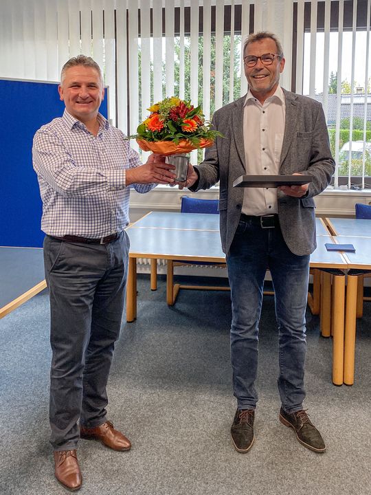 In den Ruhestand verabschiedet: Über 40 Jahre setzte der Vertriebsprofi Rudi Claus (r.) bei der GEIGER Antriebstechnik Impulse, um Motor der Sonnenschutzbranche zu werden. Rudi Claus lebte bislang für den Moment, in dem etwas in Bewegung gesetzt werd...