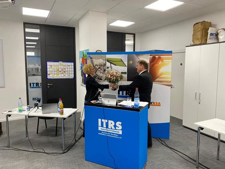 Der Industrieverband Technische Textilien-Rollladen-Sonnenschutz e.V. (Itrs) hat per Briefwahl gewählt: Sandra Musculus (Georg Musculus GmbH&Co.KG) ist die neue Präsidentin des Verbandes, Thomas Kraft (Sattler GmbH) der 1. stellv. Vorsitzende und Dr....