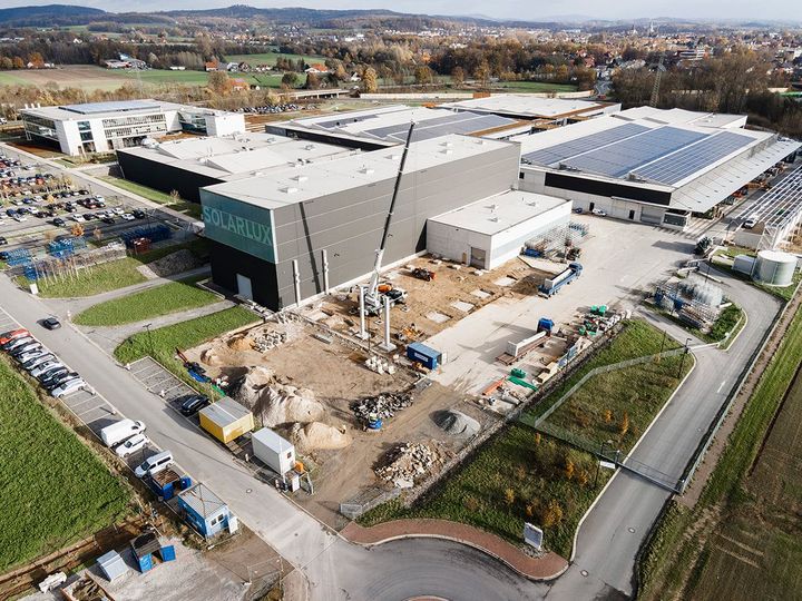Campus wird ausgebaut: Solarlux Deutschland erweitert seinen Firmensitz in Melle. Zwei neue Lagerhallen und eine Freiflächenüberdachung sollen auf einer Fläche von rund 2850 Quadratmetern zusätzliche Lagerkapazitäten bieten.
Der Ausbau der Kapazit...
