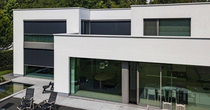 Impossible to combine minimalist windows with sun protection fabric? Or so you thought! Even when used on the narrowest of window profiles, Renson Fixscreen Minimal blocks out the sun at the most efficient place: the external glass surface. Whether the...