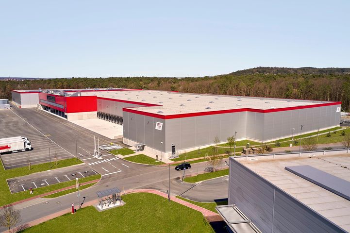 Mehr Fläche, optimale Anbindung sowie einen Fokus auf Industrie 4.0 und Nachhaltigkeit: Mit seinem neuen Logistik- und Produktionszentrum in Wertheim-Bettingen, das am Freitag, 23. Juli 2021 eingeweiht wurde, trägt WAREMA  dem gestiegenen Kapazitäts...