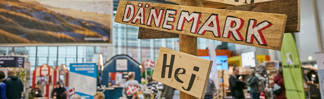 [Translate to English:] Wegweiser am Dänemark-Stand