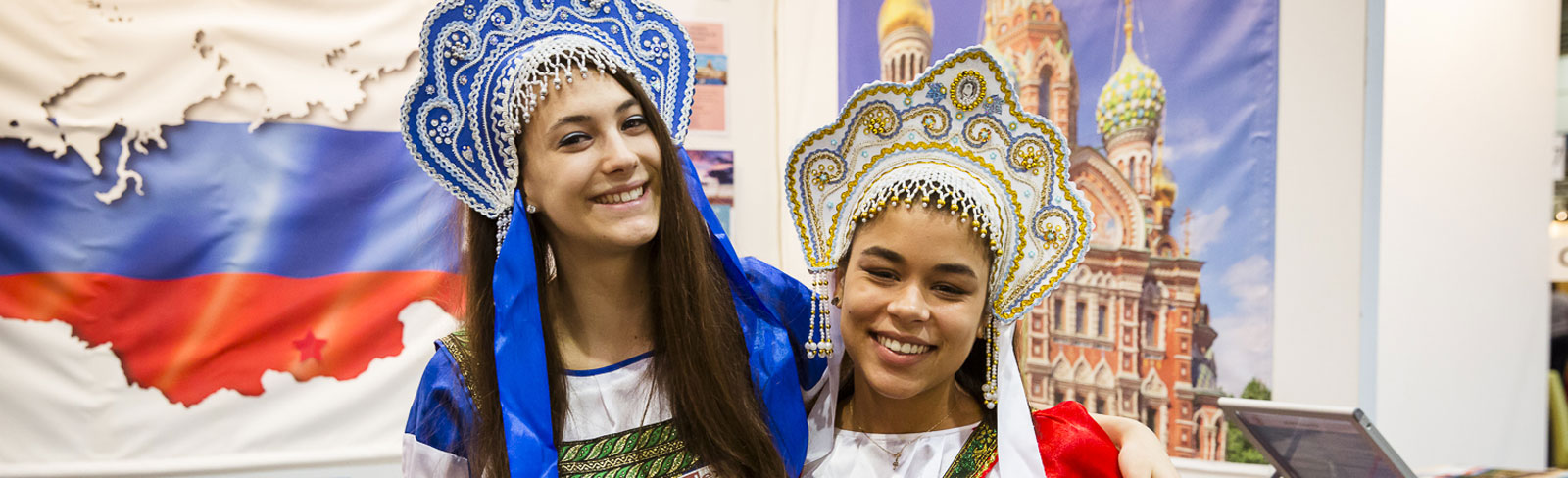 REISEN HAMBURG Traditionelle Tracht aus Russland