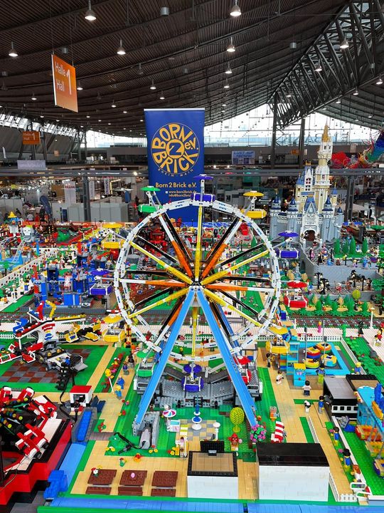 Spektakuläre und gigantische Bauten erwarten euch noch bis Sonntag im Rahmen der Spielemesse auf der LEGO®-Fan-Ausstellung von Schwabenstein 2x4 e.V. ? Hier schlagen die Herzen aller Fans der kleinen Plastiksteine höher! ? Atemberaubend, nicht...