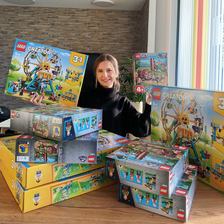 Mega Start ins verlängerte Wochenende! 🥳 Ihr habt heute die Chance auf 9x1 LEGO®-Spiel-Set! 😍 Es kann 4x das Spiel-Set "Riesenrad" und 5x "Flucht des Stygimoloch" ergattert werden. Schreibt uns, welches ihr haben möchtet und was euch an LEGO® am liebst...