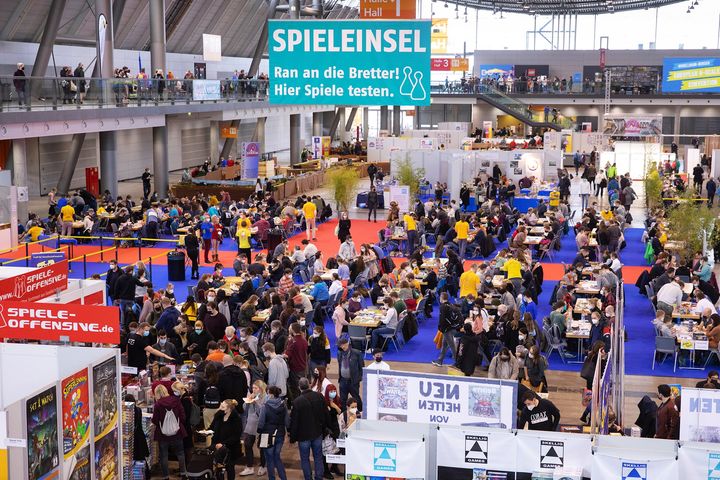 Herbstliche Messe-Highlights auf den Fildern: Nach 4 Tagen hat die Spielemesse im Rahmen des Stuttgarter MesseHerbst gestern Abend ihre Toren geschlossen. 💪 Neben ihr präsentierten sich 8 weitere unterschiedliche Messen. 54.000 BesucherInnen zog es in...